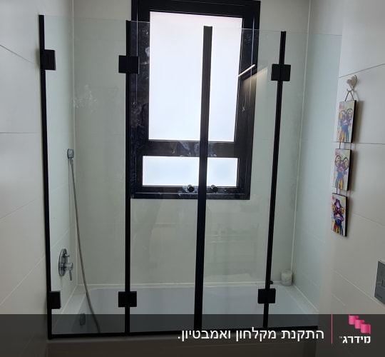 מקלחון עם דלתות זכוכית וברז מקלחת